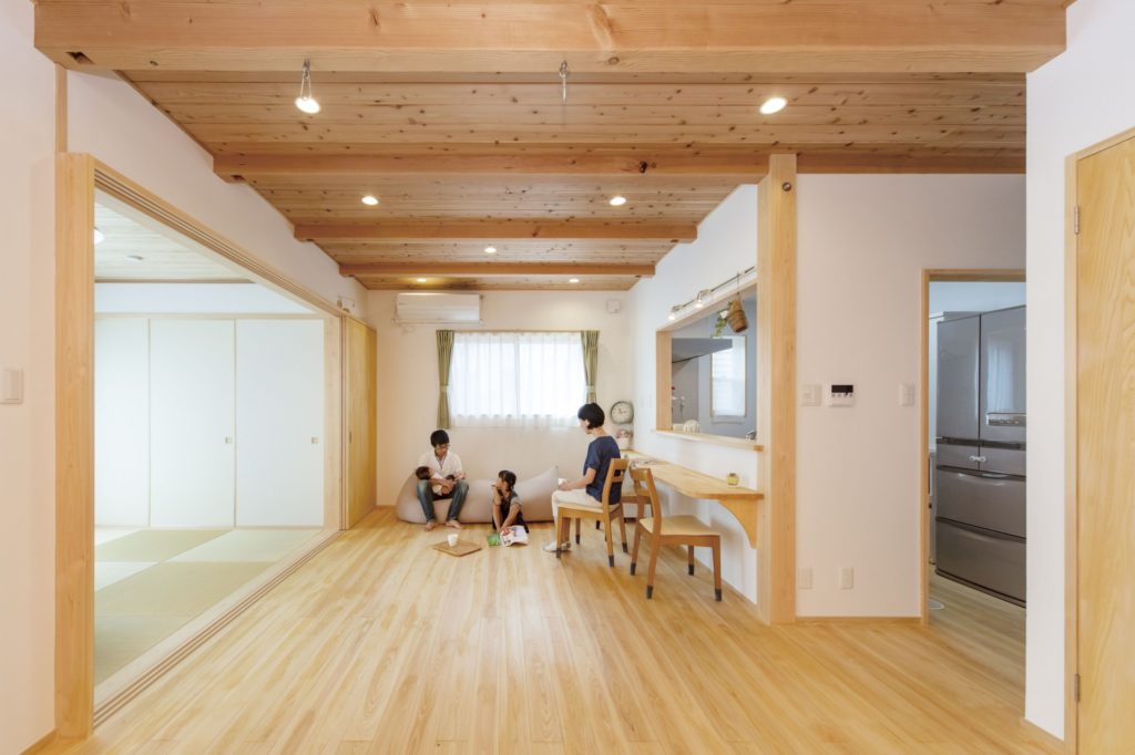 床は無節の桧、天井は杉板、壁は漆喰。自然素材の優しい家
