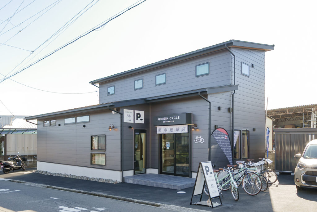 ミニマムに暮らすセカンドライフ。木の香る、店舗付きコンパクトハウス