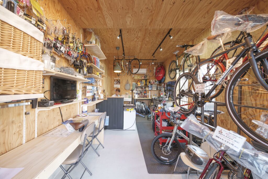 ミニマムに暮らすセカンドライフ。木の香る、店舗付きコンパクトハウス