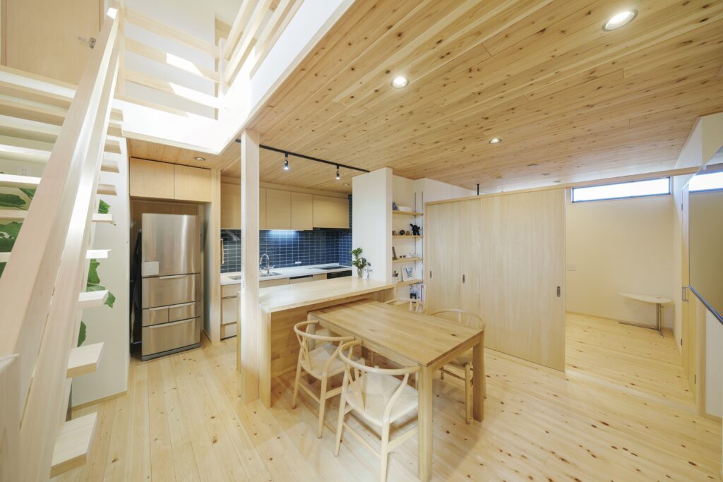 ミニマムに暮らすセカンドライフ。木の香る、店舗付きコンパクトハウス