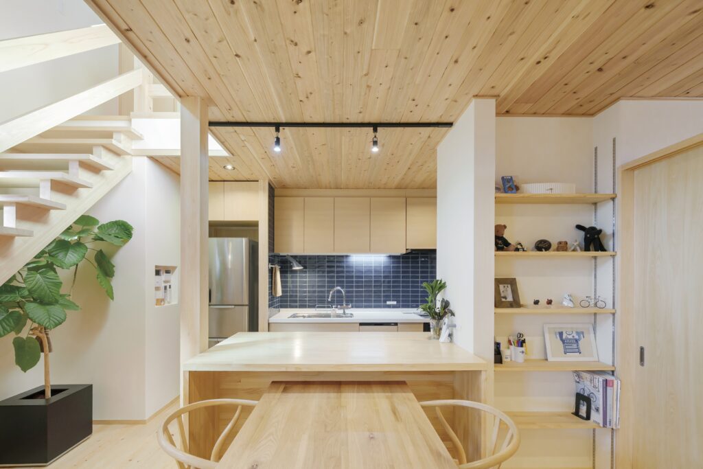 ミニマムに暮らすセカンドライフ。木の香る、店舗付きコンパクトハウス