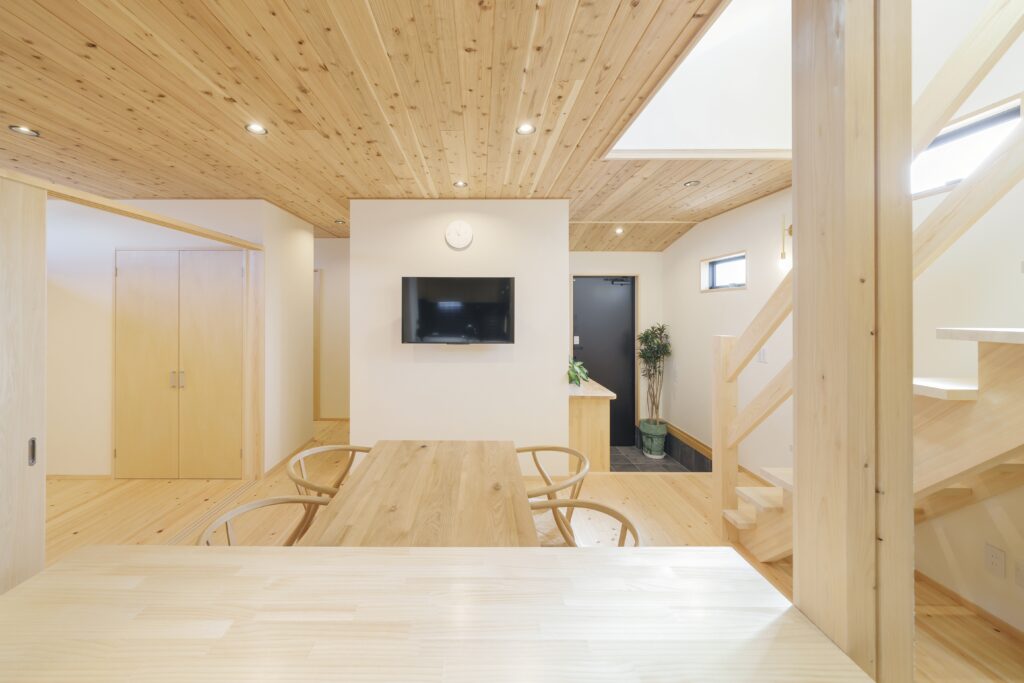 ミニマムに暮らすセカンドライフ。木の香る、店舗付きコンパクトハウス