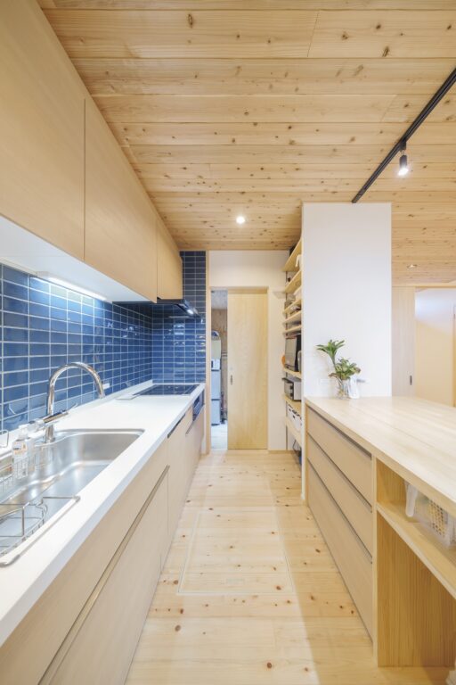 ミニマムに暮らすセカンドライフ。木の香る、店舗付きコンパクトハウス