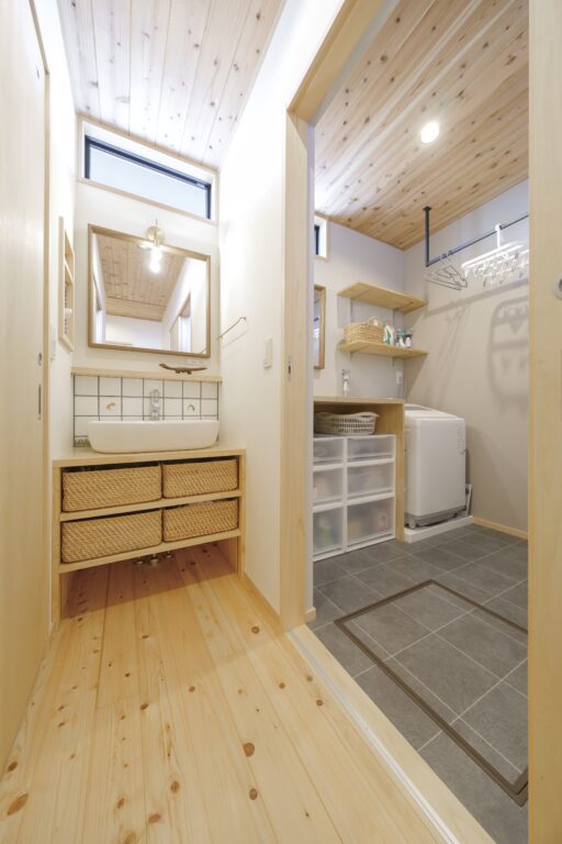 ミニマムに暮らすセカンドライフ。木の香る、店舗付きコンパクトハウス